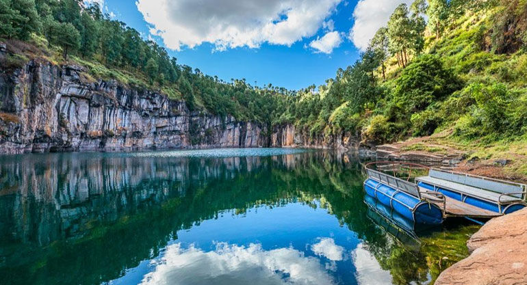 安齐拉贝火山湖(Lake Tritriva)